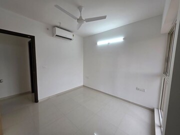 Room in 2.5 BHK Apartment at Kalpataru Primera, Kolshet Road – for Rent