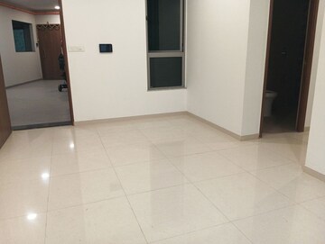 Room in 2 BHK Apartment at Kalpataru Immensa, Kolshet Road – for Rent