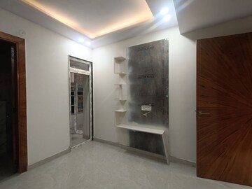 Room in 2 BHK Builder Floor at Sector 104 – for Sale