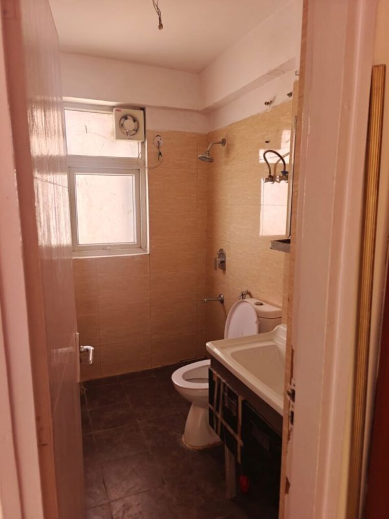 Bathroom, tulip-violet 3 Bedroom 1578 Sq.Ft. Apartment In Sector 69 Gurgaon 10000750