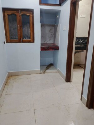 Room in 2 BHK Apartment at Sealdah – for Rent