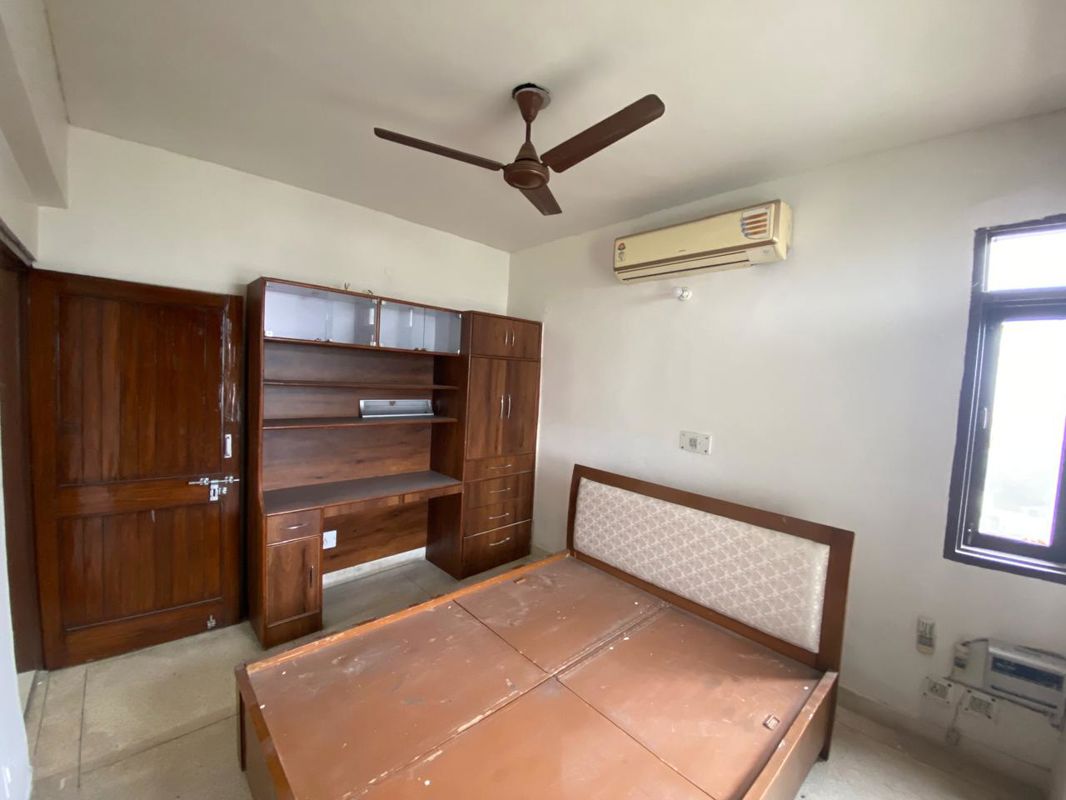 3.5 BHK + Servant Room Apartment For Rent in Dwarka