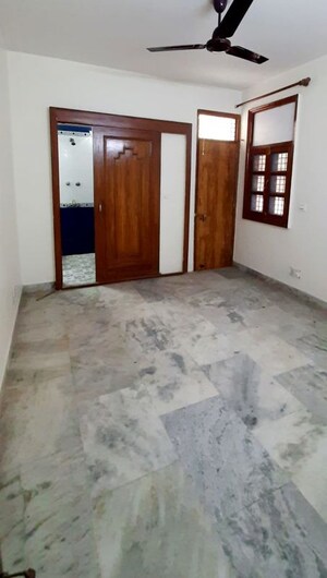 Room in 3.5 BHK Apartment at Dwarka – for Rent