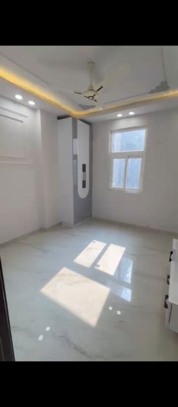 Room in 3 BHK Builder Floor at Dwarka Mor – for Sale