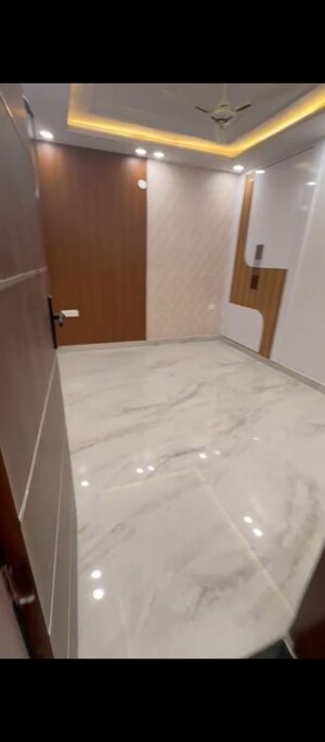 Room in 3 BHK Builder Floor at Dwarka Mor – for Sale