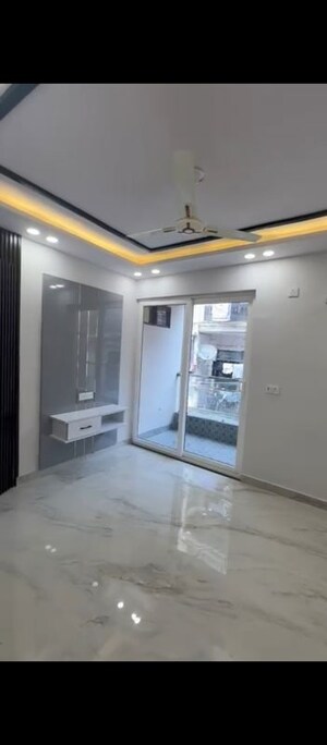 Room in 3 BHK Builder Floor at Dwarka Mor – for Sale