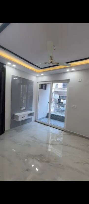 Room in 3 BHK Builder Floor at Dwarka Mor – for Sale