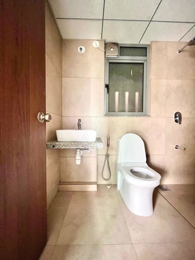 Bathroom, kalpataru-immensa 2 Bedroom 850 Sq.Ft. Apartment In Kolshet Road Thane 10001646