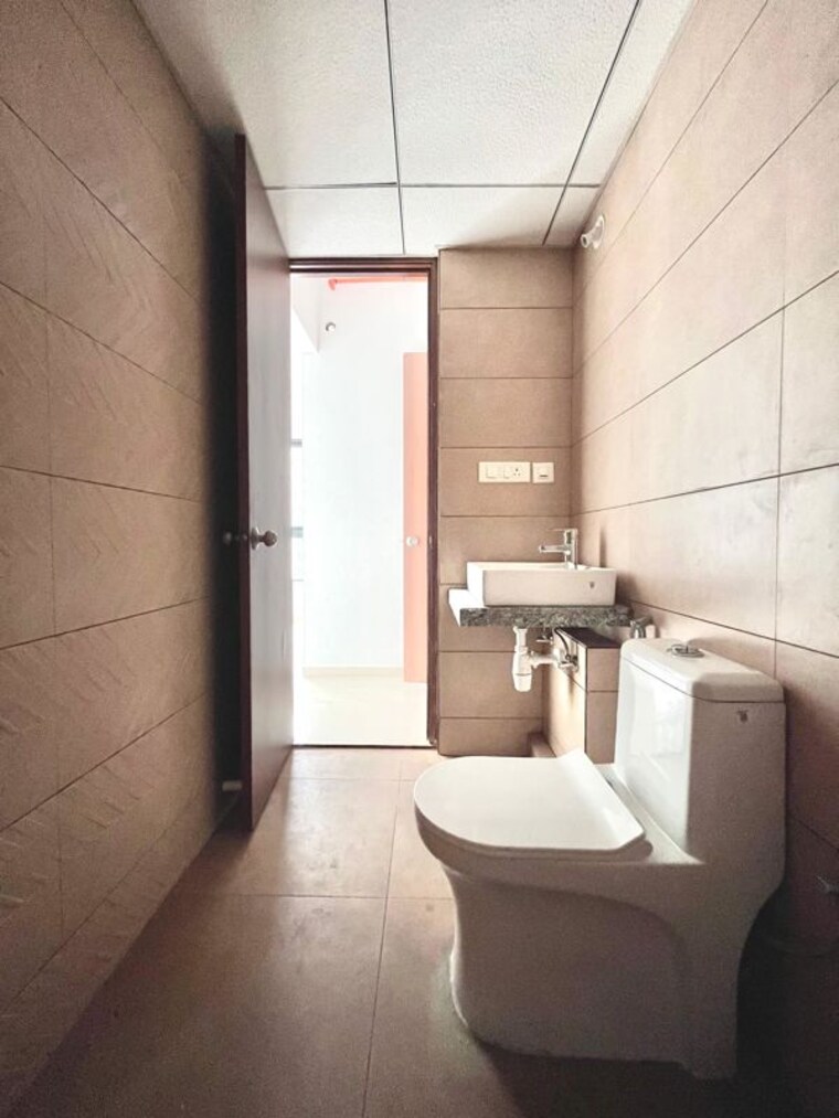 Bathroom, kalpataru-immensa 2 Bedroom 850 Sq.Ft. Apartment In Kolshet Road Thane 10001646