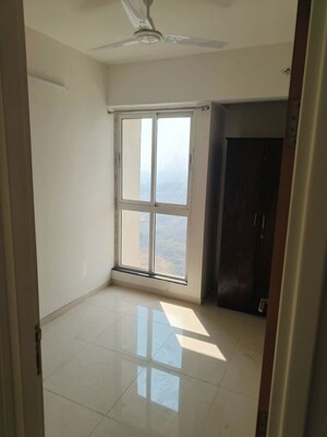 Room in 1.5 BHK Apartment at Godrej Emerald, Ghodbunder Road – for Rent