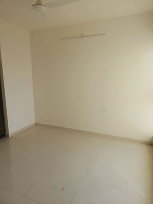 Room in 1.5 BHK Apartment at Godrej Emerald, Ghodbunder Road – for Rent