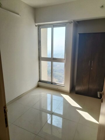 Room in 1.5 BHK Apartment at Godrej Emerald, Ghodbunder Road – for Rent