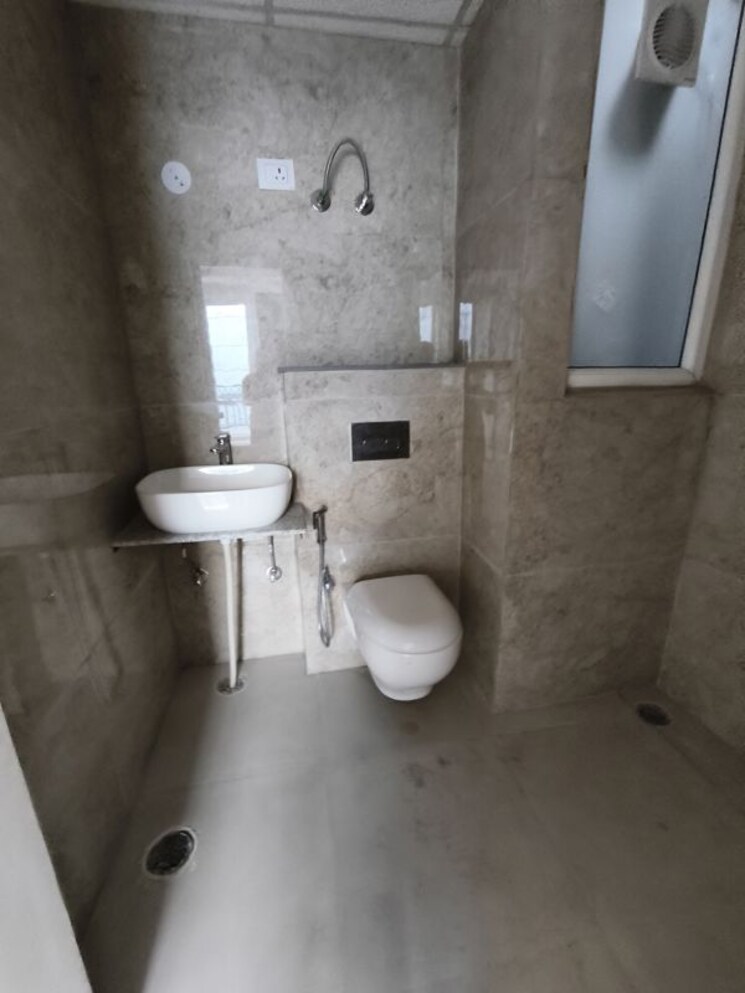 Bathroom, roseate-homes 3 Bedroom 1850 Sq.Ft. Builder Floor In Ghazipur Zirakpur 9592203
