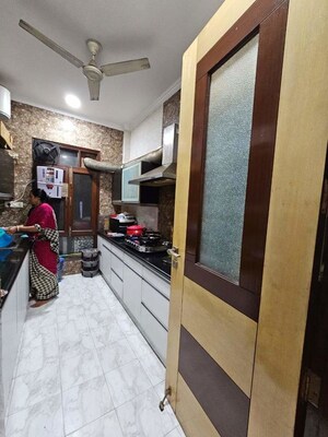 Kitchen in 3 BHK Builder Floor at Ardee Mall, Sector 52 – for Rent