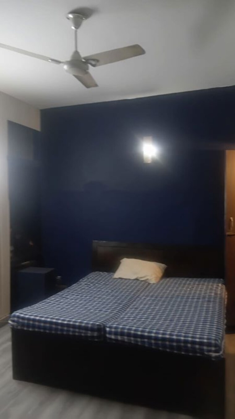 Bedroom, east of kailash 2 Bedroom 125 Sq.Yd. Builder Floor In East Of Kailash Delhi 10001991