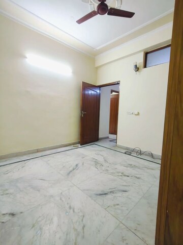 Room in 3 BHK Builder Floor at RWA Residential Society Sector 46, Sector 46 – for Rent