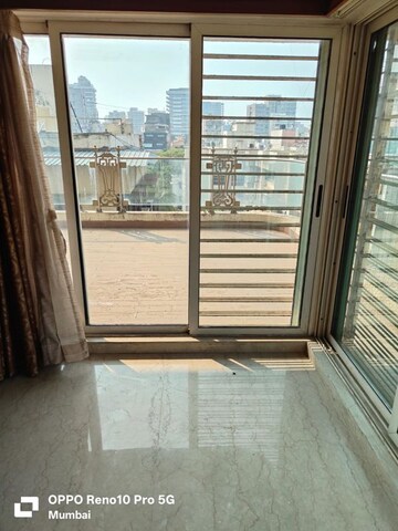 Room in 4 BHK Apartment at Khar West – for Sale