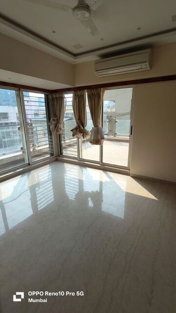 Room in 4 BHK Apartment at Khar West – for Sale