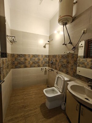 Team Area in 2.5 BHK Apartment at Ansal Sushant Apartments, Sushant Lok I – for Rent