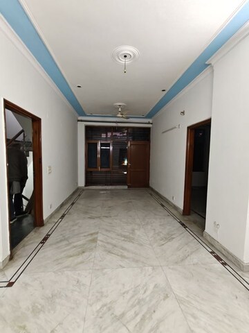 Room in 2.5 BHK Apartment at Ansal Sushant Apartments, Sushant Lok I – for Rent