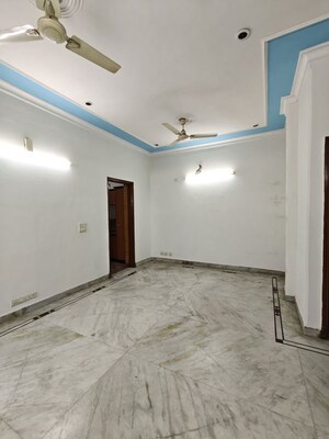 Room in 2.5 BHK Apartment at Ansal Sushant Apartments, Sushant Lok I – for Rent