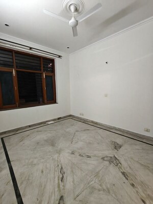 Room in 2.5 BHK Apartment at Ansal Sushant Apartments, Sushant Lok I – for Rent