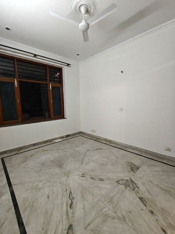 Room in 2.5 BHK Apartment at Ansal Sushant Apartments, Sushant Lok I – for Rent