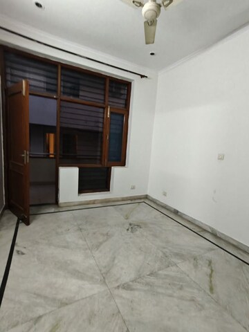 Room in 2.5 BHK Apartment at Ansal Sushant Lok I, Sector 43 – for Rent