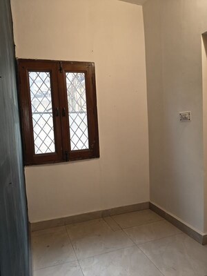 Room in 2.5 BHK Apartment at Vasant Kunj – for Rent