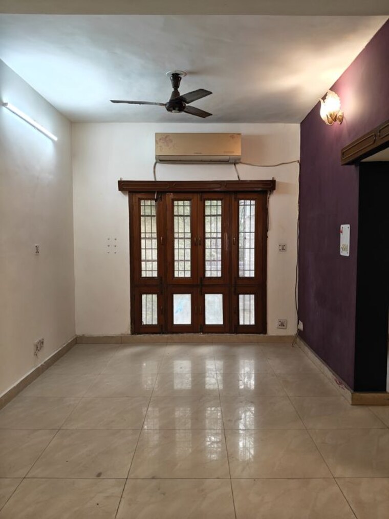 Room, vasant kunj 2.5 Bedroom 1100 Sq.Ft. Apartment In Vasant Kunj Delhi 10002091