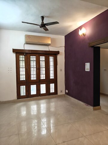 Room in 2.5 BHK Apartment at Vasant Kunj – for Rent