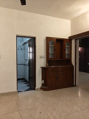 Room in 2.5 BHK Apartment at Vasant Kunj – for Rent