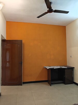 Room in 2.5 BHK Apartment at Vasant Kunj – for Rent