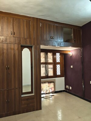 Room in 3.5 BHK Apartment at Vasant Kunj – for Sale