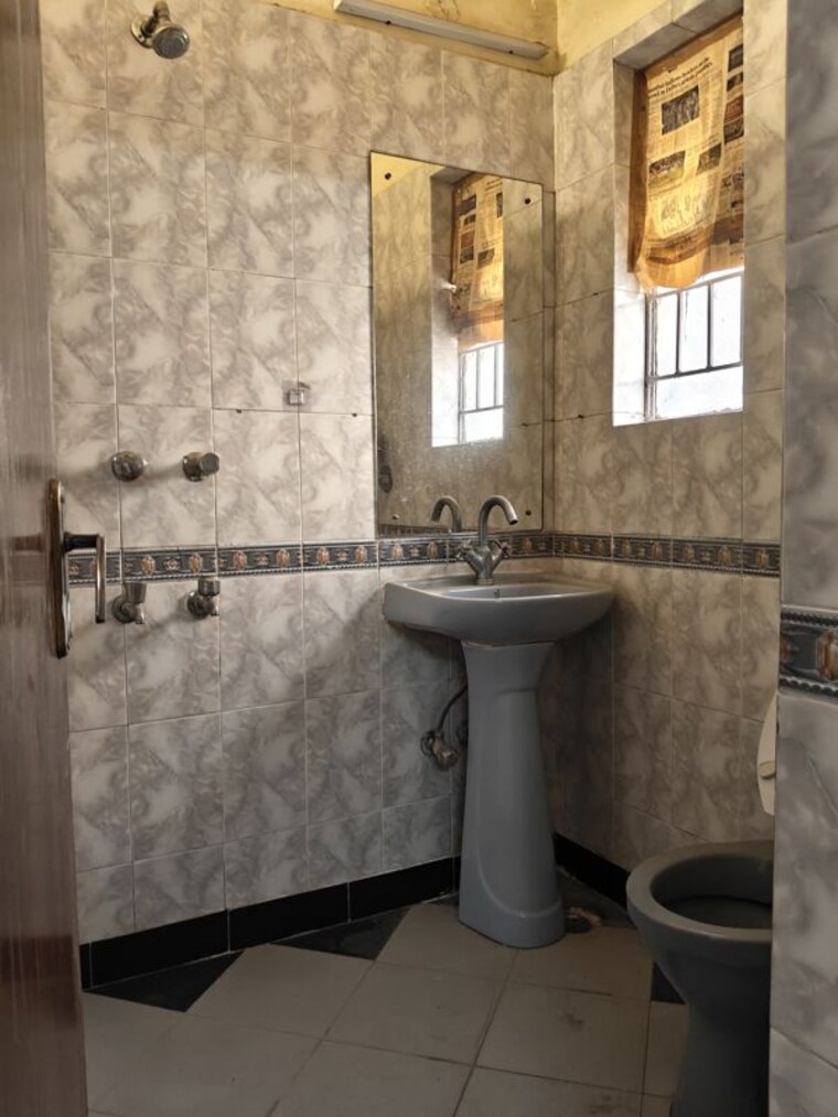 Bathroom, vasant kunj 3.5 Bedroom 1600 Sq.Ft. Apartment In Vasant Kunj Delhi 10002106