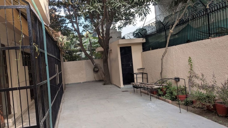 Balcony, palam-vihar-residents-association 6 Bedroom 520 Sq.Yd. Villa In Palam Vihar Gurgaon 10002118