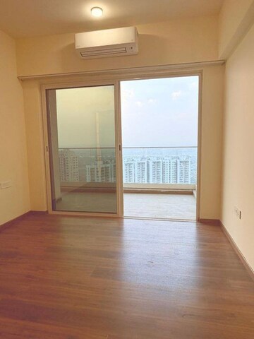 Room in 4 BHK Apartment at Kalpataru Vista, Sector 128 – for Rent