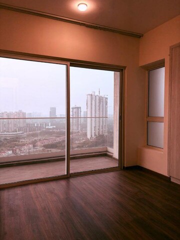 Room in 4 BHK Apartment at Kalpataru Vista, Sector 128 – for Rent