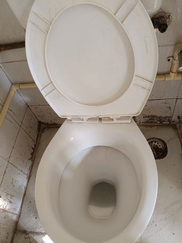 Bathroom, kurla west 1 Bedroom 300 Sq.Ft. Apartment In Kurla West Mumbai 10002190