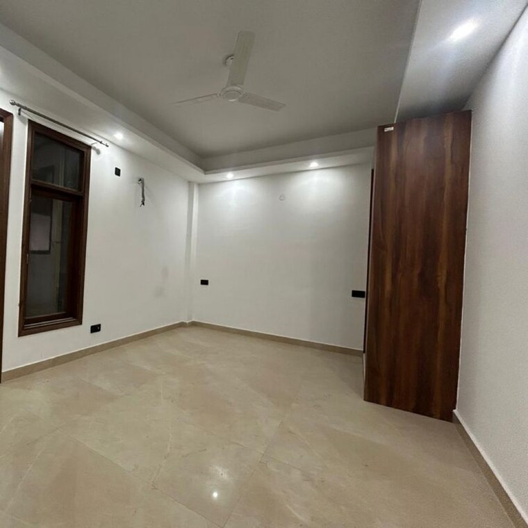 Room, greater kailash ii 3 Bedroom 200 Sq.Yd. Builder Floor In Greater Kailash ii Delhi 9878387