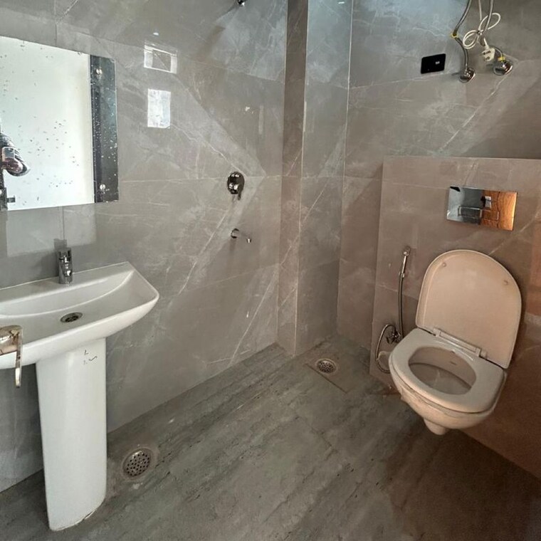 Bathroom, greater kailash ii 3 Bedroom 200 Sq.Yd. Builder Floor In Greater Kailash ii Delhi 9878387