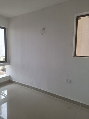 Room in 2.5 BHK Apartment at RG Luxury Homes, Sector 16b Greater Noida – for Rent