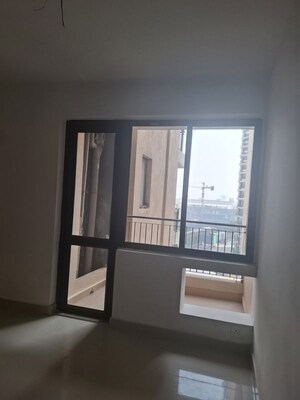 Room in 2.5 BHK Apartment at RG Luxury Homes, Sector 16b Greater Noida – for Rent