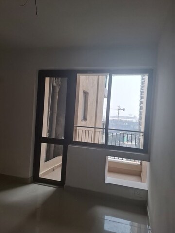 Room in 2.5 BHK Apartment at RG Luxury Homes, Sector 16b Greater Noida – for Rent