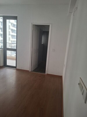 Room in 2.5 BHK Apartment at RG Luxury Homes, Sector 16b Greater Noida – for Rent