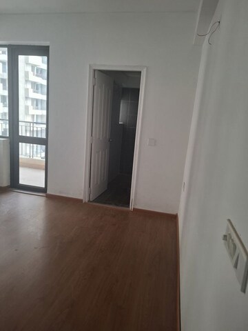 Room in 2.5 BHK Apartment at RG Luxury Homes, Sector 16b Greater Noida – for Rent