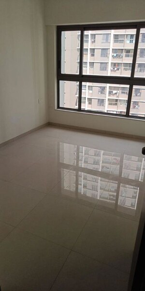 Room in 2 BHK Apartment at Kalpataru Paramount, Kapur Bawdi – for Rent