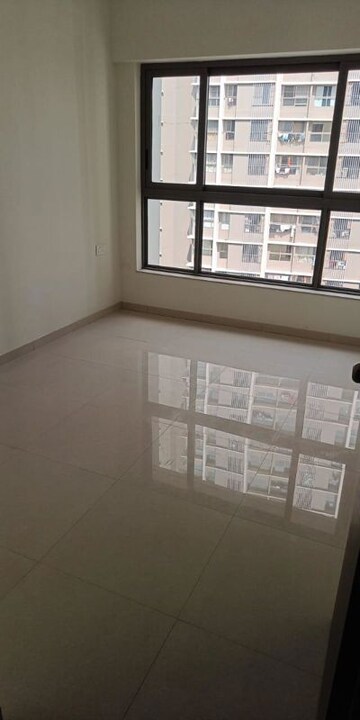 Room in 2 BHK Apartment at Kalpataru Paramount, Kapur Bawdi – for Rent