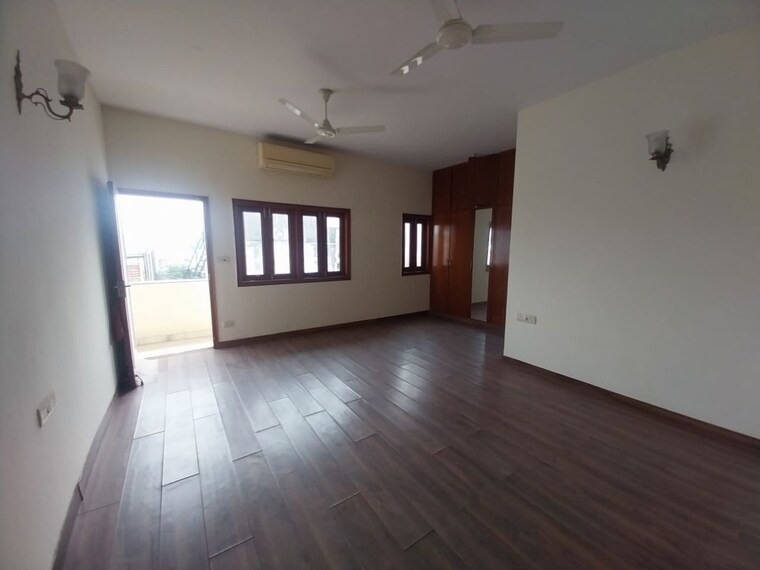 Room, new friends colony 3 Bedroom 500 Sq.Yd. Builder Floor In New Friends Colony Delhi 10002531