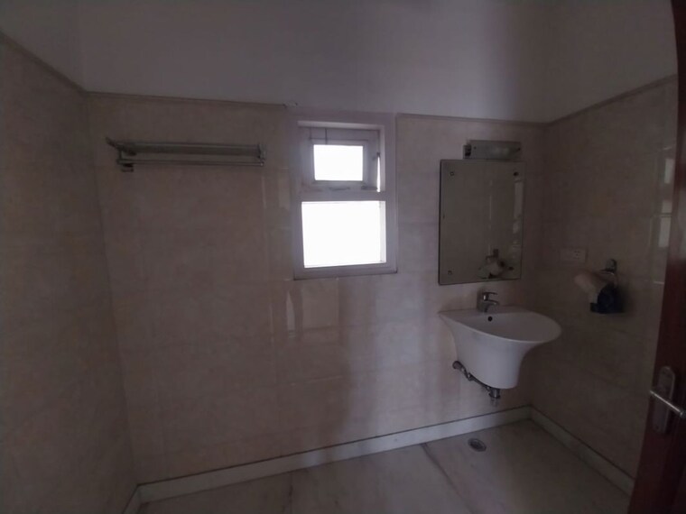 Bathroom, new friends colony 3 Bedroom 500 Sq.Yd. Builder Floor In New Friends Colony Delhi 10002531
